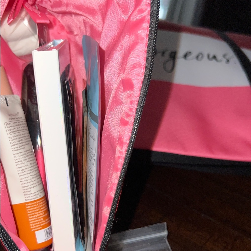 Clinique x Kate Spade Red and White Tote Set - Picture 6 of 9